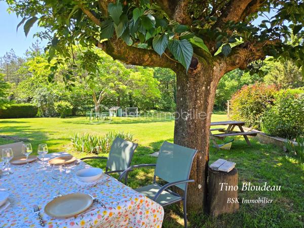 Au fond d'une impasse, sans vis-à-vis, entre Angers et Tours, dans un hameau calme de l'Anjou — ici, on respire vraiment.

Niché à La Pellerine, à seulement 7 minutes de Noyant, 20 minutes de Baugé et 30 de Saumur, cette maison ancienne de 1850 offre un cadre de vie rare : entièrement clôturée, arborée, sans passage ni regard extérieur. Un terrain de plus de 9 000 m² verdoyant, divisé entre forêt, pairie et jardin,  qui devient vite un véritable art de vivre à la campagne.

La maison, en bon état général, ne demande que peu de travaux. Au rez-de-chaussée, le salon-séjour de 32 m² avec cheminée à insert donne le ton ; la cuisine a été rénovée, aménagée et équipée et profite d'une arrière cuisine et une cave. Ce niveau est complété par un bureau de 9m², ainsi qu'un toilette indépendant et une salle d'eau.
À l'étage, trois chambres lumineuses dont une chambre principale de plus de 16 m² avec rangements intégrés, et 2 plus petites. 

Côté extérieur, tout est déjà là :
- Piscine 8×4 m avec liner récent, filtre à sable et alarme homologuée
- Grand garage de 30 m² et plusieurs cabanons de stockage
- Arbres fruitiers, potager et poulailler aménagé
- Jardin entièrement clos, arboré, sans vis-à-vis
- Plusieurs coins d'ombre pour créer des moments inoubliable.

Un bien complet, fonctionnel, prêt à vivre — où il fait bon s'installer sans se retourner.
À découvrir sans tarder
