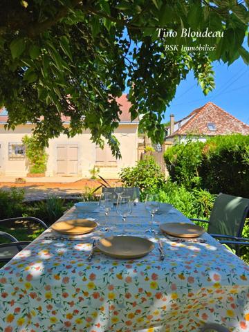 Au fond d'une impasse, sans vis-à-vis, entre Angers et Tours, dans un hameau calme de l'Anjou — ici, on respire vraiment.

Niché à La Pellerine, à seulement 7 minutes de Noyant, 20 minutes de Baugé et 30 de Saumur, cette maison ancienne de 1850 offre un cadre de vie rare : entièrement clôturée, arborée, sans passage ni regard extérieur. Un terrain de plus de 9 000 m² verdoyant, divisé entre forêt, pairie et jardin,  qui devient vite un véritable art de vivre à la campagne.

La maison, en bon état général, ne demande que peu de travaux. Au rez-de-chaussée, le salon-séjour de 32 m² avec cheminée à insert donne le ton ; la cuisine a été rénovée, aménagée et équipée et profite d'une arrière cuisine et une cave. Ce niveau est complété par un bureau de 9m², ainsi qu'un toilette indépendant et une salle d'eau.
À l'étage, trois chambres lumineuses dont une chambre principale de plus de 16 m² avec rangements intégrés, et 2 plus petites. 

Côté extérieur, tout est déjà là :
- Piscine 8×4 m avec liner récent, filtre à sable et alarme homologuée
- Grand garage de 30 m² et plusieurs cabanons de stockage
- Arbres fruitiers, potager et poulailler aménagé
- Jardin entièrement clos, arboré, sans vis-à-vis
- Plusieurs coins d'ombre pour créer des moments inoubliable.

Un bien complet, fonctionnel, prêt à vivre — où il fait bon s'installer sans se retourner.
À découvrir sans tarder