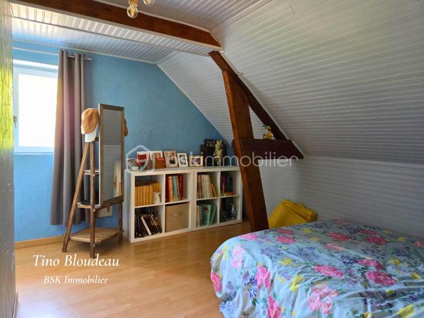 Au fond d'une impasse, sans vis-à-vis, entre Angers et Tours, dans un hameau calme de l'Anjou — ici, on respire vraiment.

Niché à La Pellerine, à seulement 7 minutes de Noyant, 20 minutes de Baugé et 30 de Saumur, cette maison ancienne de 1850 offre un cadre de vie rare : entièrement clôturée, arborée, sans passage ni regard extérieur. Un terrain de plus de 9 000 m² verdoyant, divisé entre forêt, pairie et jardin,  qui devient vite un véritable art de vivre à la campagne.

La maison, en bon état général, ne demande que peu de travaux. Au rez-de-chaussée, le salon-séjour de 32 m² avec cheminée à insert donne le ton ; la cuisine a été rénovée, aménagée et équipée et profite d'une arrière cuisine et une cave. Ce niveau est complété par un bureau de 9m², ainsi qu'un toilette indépendant et une salle d'eau.
À l'étage, trois chambres lumineuses dont une chambre principale de plus de 16 m² avec rangements intégrés, et 2 plus petites. 

Côté extérieur, tout est déjà là :
- Piscine 8×4 m avec liner récent, filtre à sable et alarme homologuée
- Grand garage de 30 m² et plusieurs cabanons de stockage
- Arbres fruitiers, potager et poulailler aménagé
- Jardin entièrement clos, arboré, sans vis-à-vis
- Plusieurs coins d'ombre pour créer des moments inoubliable.

Un bien complet, fonctionnel, prêt à vivre — où il fait bon s'installer sans se retourner.
À découvrir sans tarder