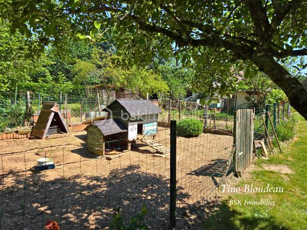 Au fond d'une impasse, sans vis-à-vis, entre Angers et Tours, dans un hameau calme de l'Anjou — ici, on respire vraiment.

Niché à La Pellerine, à seulement 7 minutes de Noyant, 20 minutes de Baugé et 30 de Saumur, cette maison ancienne de 1850 offre un cadre de vie rare : entièrement clôturée, arborée, sans passage ni regard extérieur. Un terrain de plus de 9 000 m² verdoyant, divisé entre forêt, pairie et jardin,  qui devient vite un véritable art de vivre à la campagne.

La maison, en bon état général, ne demande que peu de travaux. Au rez-de-chaussée, le salon-séjour de 32 m² avec cheminée à insert donne le ton ; la cuisine a été rénovée, aménagée et équipée et profite d'une arrière cuisine et une cave. Ce niveau est complété par un bureau de 9m², ainsi qu'un toilette indépendant et une salle d'eau.
À l'étage, trois chambres lumineuses dont une chambre principale de plus de 16 m² avec rangements intégrés, et 2 plus petites. 

Côté extérieur, tout est déjà là :
- Piscine 8×4 m avec liner récent, filtre à sable et alarme homologuée
- Grand garage de 30 m² et plusieurs cabanons de stockage
- Arbres fruitiers, potager et poulailler aménagé
- Jardin entièrement clos, arboré, sans vis-à-vis
- Plusieurs coins d'ombre pour créer des moments inoubliable.

Un bien complet, fonctionnel, prêt à vivre — où il fait bon s'installer sans se retourner.
À découvrir sans tarder