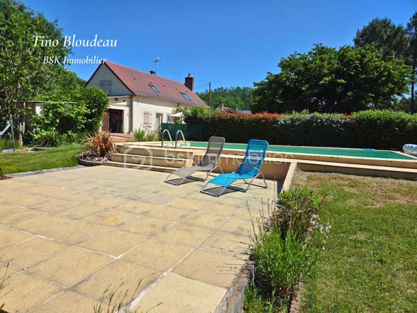Au fond d'une impasse, sans vis-à-vis, entre Angers et Tours, dans un hameau calme de l'Anjou — ici, on respire vraiment.

Niché à La Pellerine, à seulement 7 minutes de Noyant, 20 minutes de Baugé et 30 de Saumur, cette maison ancienne de 1850 offre un cadre de vie rare : entièrement clôturée, arborée, sans passage ni regard extérieur. Un terrain de plus de 9 000 m² verdoyant, divisé entre forêt, pairie et jardin,  qui devient vite un véritable art de vivre à la campagne.

La maison, en bon état général, ne demande que peu de travaux. Au rez-de-chaussée, le salon-séjour de 32 m² avec cheminée à insert donne le ton ; la cuisine a été rénovée, aménagée et équipée et profite d'une arrière cuisine et une cave. Ce niveau est complété par un bureau de 9m², ainsi qu'un toilette indépendant et une salle d'eau.
À l'étage, trois chambres lumineuses dont une chambre principale de plus de 16 m² avec rangements intégrés, et 2 plus petites. 

Côté extérieur, tout est déjà là :
- Piscine 8×4 m avec liner récent, filtre à sable et alarme homologuée
- Grand garage de 30 m² et plusieurs cabanons de stockage
- Arbres fruitiers, potager et poulailler aménagé
- Jardin entièrement clos, arboré, sans vis-à-vis
- Plusieurs coins d'ombre pour créer des moments inoubliable.

Un bien complet, fonctionnel, prêt à vivre — où il fait bon s'installer sans se retourner.
À découvrir sans tarder