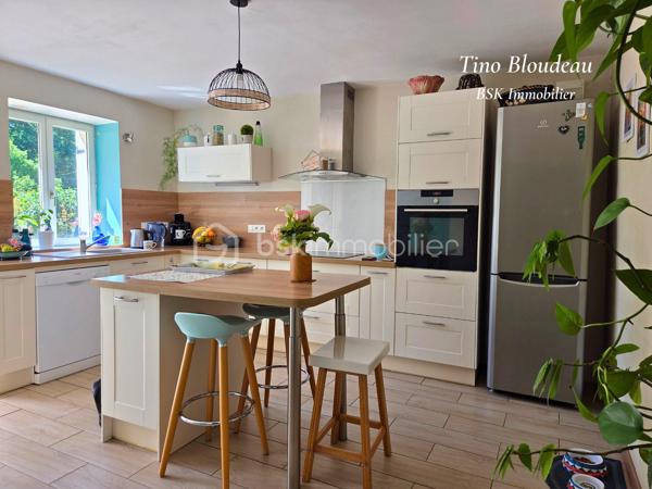 Au fond d'une impasse, sans vis-à-vis, entre Angers et Tours, dans un hameau calme de l'Anjou — ici, on respire vraiment.

Niché à La Pellerine, à seulement 7 minutes de Noyant, 20 minutes de Baugé et 30 de Saumur, cette maison ancienne de 1850 offre un cadre de vie rare : entièrement clôturée, arborée, sans passage ni regard extérieur. Un terrain de plus de 9 000 m² verdoyant, divisé entre forêt, pairie et jardin,  qui devient vite un véritable art de vivre à la campagne.

La maison, en bon état général, ne demande que peu de travaux. Au rez-de-chaussée, le salon-séjour de 32 m² avec cheminée à insert donne le ton ; la cuisine a été rénovée, aménagée et équipée et profite d'une arrière cuisine et une cave. Ce niveau est complété par un bureau de 9m², ainsi qu'un toilette indépendant et une salle d'eau.
À l'étage, trois chambres lumineuses dont une chambre principale de plus de 16 m² avec rangements intégrés, et 2 plus petites. 

Côté extérieur, tout est déjà là :
- Piscine 8×4 m avec liner récent, filtre à sable et alarme homologuée
- Grand garage de 30 m² et plusieurs cabanons de stockage
- Arbres fruitiers, potager et poulailler aménagé
- Jardin entièrement clos, arboré, sans vis-à-vis
- Plusieurs coins d'ombre pour créer des moments inoubliable.

Un bien complet, fonctionnel, prêt à vivre — où il fait bon s'installer sans se retourner.
À découvrir sans tarder