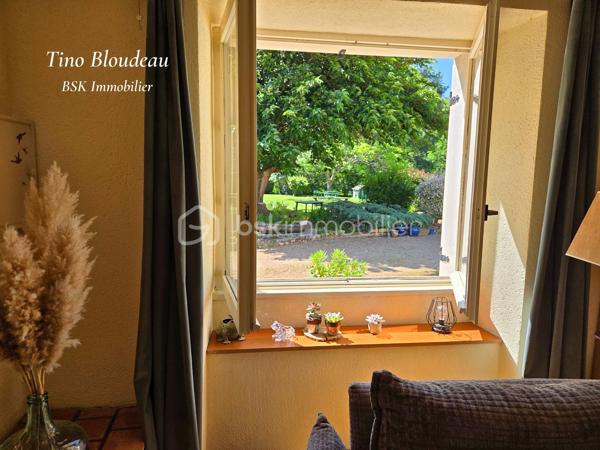 Au fond d'une impasse, sans vis-à-vis, entre Angers et Tours, dans un hameau calme de l'Anjou — ici, on respire vraiment.

Niché à La Pellerine, à seulement 7 minutes de Noyant, 20 minutes de Baugé et 30 de Saumur, cette maison ancienne de 1850 offre un cadre de vie rare : entièrement clôturée, arborée, sans passage ni regard extérieur. Un terrain de plus de 9 000 m² verdoyant, divisé entre forêt, pairie et jardin,  qui devient vite un véritable art de vivre à la campagne.

La maison, en bon état général, ne demande que peu de travaux. Au rez-de-chaussée, le salon-séjour de 32 m² avec cheminée à insert donne le ton ; la cuisine a été rénovée, aménagée et équipée et profite d'une arrière cuisine et une cave. Ce niveau est complété par un bureau de 9m², ainsi qu'un toilette indépendant et une salle d'eau.
À l'étage, trois chambres lumineuses dont une chambre principale de plus de 16 m² avec rangements intégrés, et 2 plus petites. 

Côté extérieur, tout est déjà là :
- Piscine 8×4 m avec liner récent, filtre à sable et alarme homologuée
- Grand garage de 30 m² et plusieurs cabanons de stockage
- Arbres fruitiers, potager et poulailler aménagé
- Jardin entièrement clos, arboré, sans vis-à-vis
- Plusieurs coins d'ombre pour créer des moments inoubliable.

Un bien complet, fonctionnel, prêt à vivre — où il fait bon s'installer sans se retourner.
À découvrir sans tarder