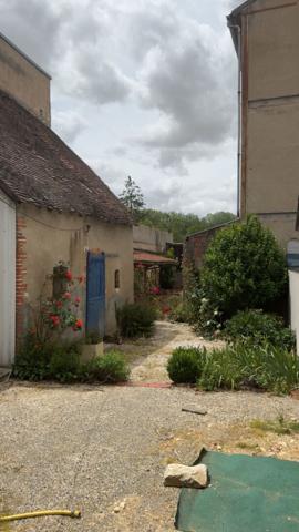 Jolie maison avec jardin cave et dépendance