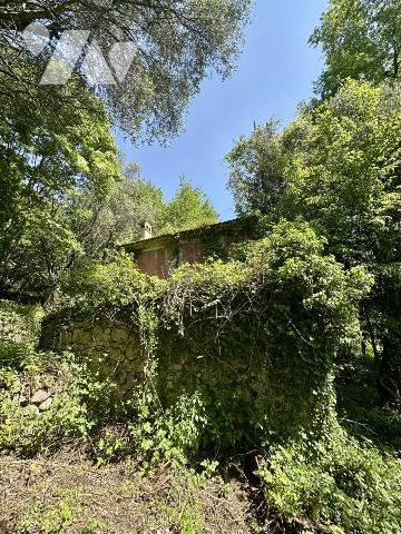 TOURRETTES SUR LOUP - MAS A RENOVER AVEC 10 000M² DE TERRAINS