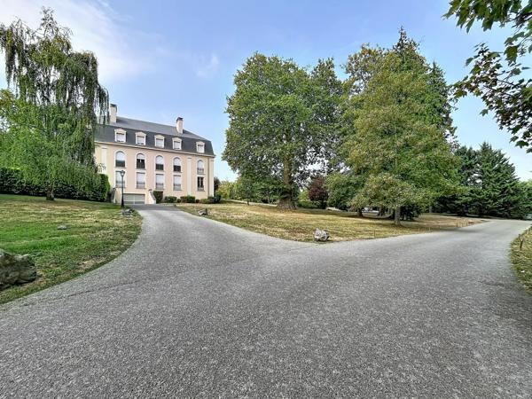 Appartement 2 Pièces dans un joli château offre authenticité et calme et verdure