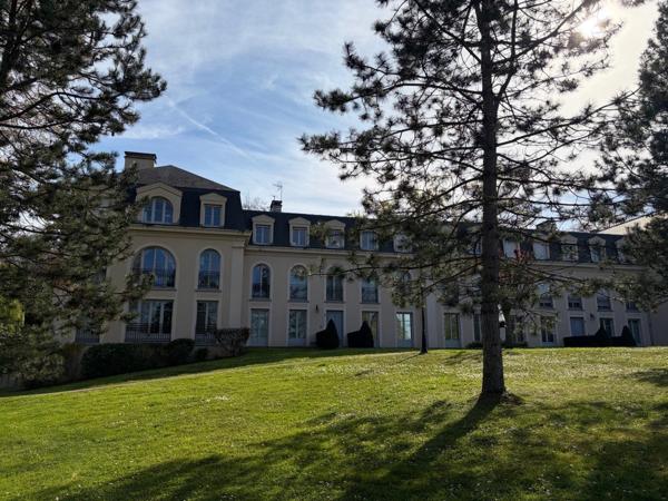 Appartement 2 Pièces dans un joli château offre authenticité et calme et verdure