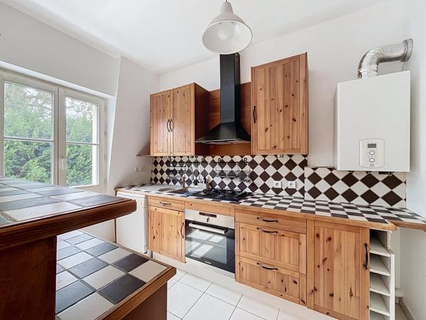 Appartement 2 Pièces dans un joli château offre authenticité et calme et verdure