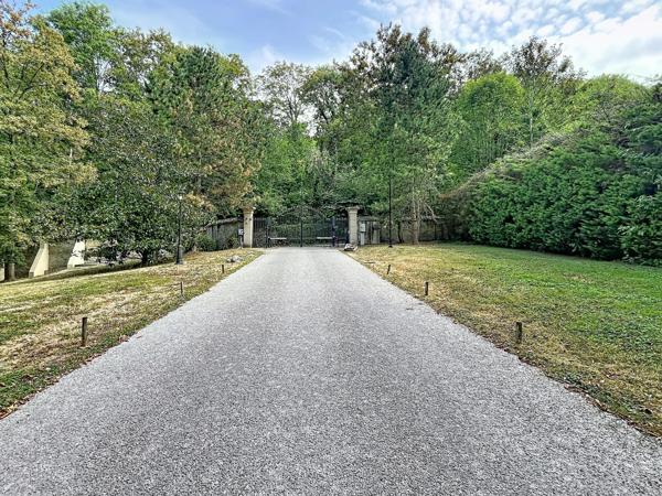 Appartement 2 Pièces dans un joli château offre authenticité et calme et verdure