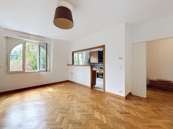 Appartement 2 Pièces dans un joli château offre authenticité et calme et verdure