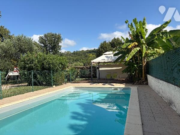 Agréable maison lumineuse, rénovée d'environ 220m², avec garage, jardin arboré clos et piscine !