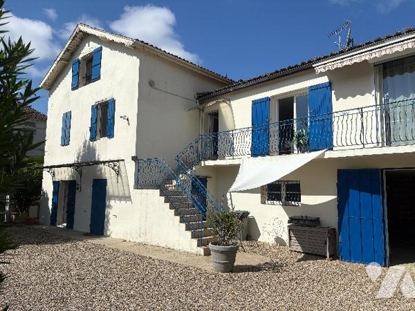 Agréable maison lumineuse, rénovée d'environ 220m², avec garage, jardin arboré clos et piscine !