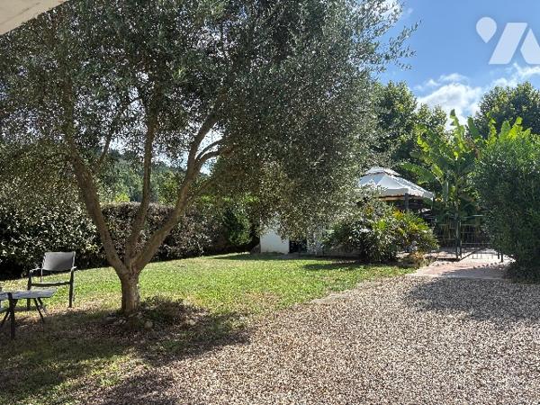 Agréable maison lumineuse, rénovée d'environ 220m², avec garage, jardin arboré clos et piscine !