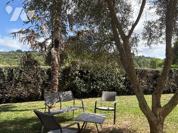 Agréable maison lumineuse, rénovée d'environ 220m², avec garage, jardin arboré clos et piscine !