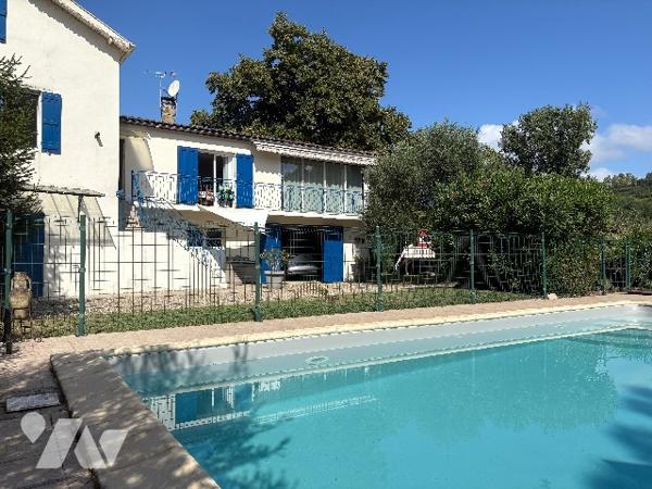 Agréable maison lumineuse, rénovée d'environ 220m², avec garage, jardin arboré clos et piscine !