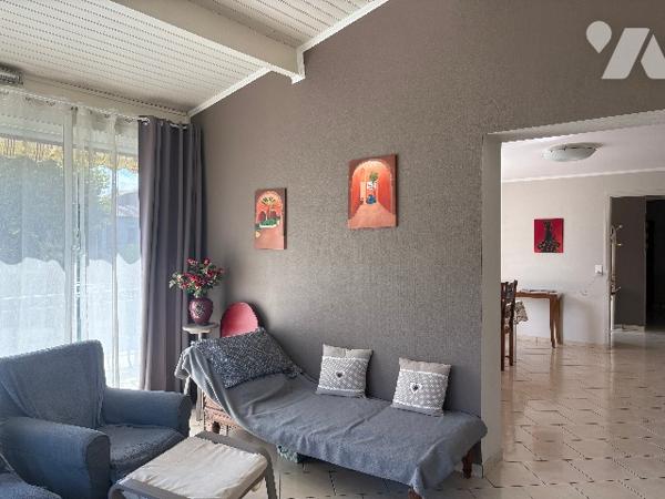 Agréable maison lumineuse, rénovée d'environ 220m², avec garage, jardin arboré clos et piscine !