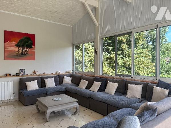 Agréable maison lumineuse, rénovée d'environ 220m², avec garage, jardin arboré clos et piscine !