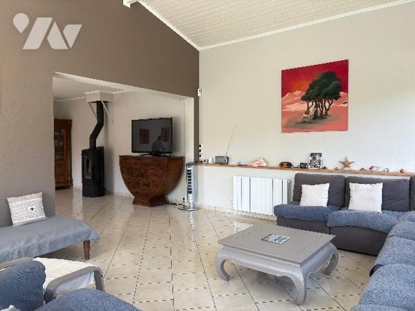 Agréable maison lumineuse, rénovée d'environ 220m², avec garage, jardin arboré clos et piscine !