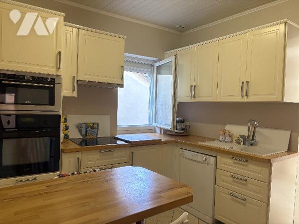 Agréable maison lumineuse, rénovée d'environ 220m², avec garage, jardin arboré clos et piscine !