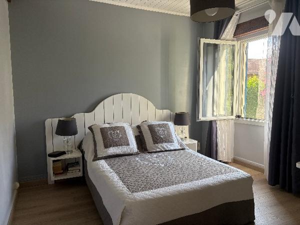 Agréable maison lumineuse, rénovée d'environ 220m², avec garage, jardin arboré clos et piscine !