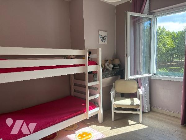 Agréable maison lumineuse, rénovée d'environ 220m², avec garage, jardin arboré clos et piscine !