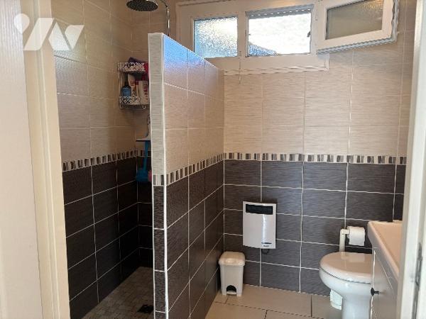 Agréable maison lumineuse, rénovée d'environ 220m², avec garage, jardin arboré clos et piscine !