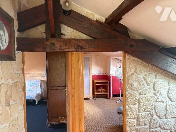 Agréable maison lumineuse, rénovée d'environ 220m², avec garage, jardin arboré clos et piscine !