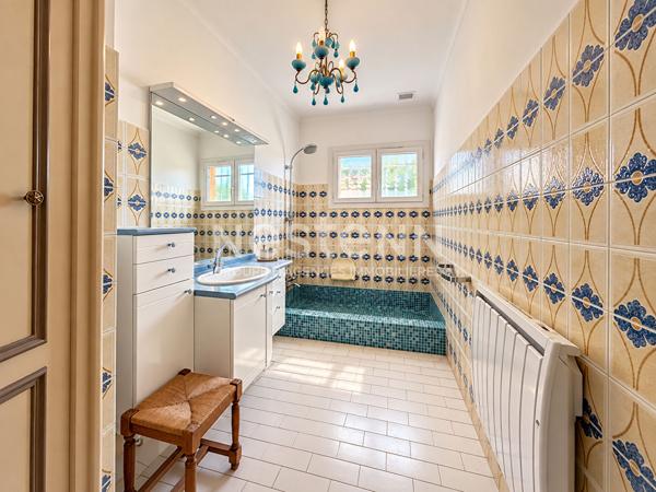 Bouc-Bel-Air - Maison 228 m² - Plain pied - Terrain 1 426 m² - Climatisation - Garage - Volumes rares