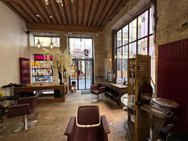 Salon de coiffure à vendre LYON 1ER (69), local d'une surface de 42 m² et un sous-sol utile de 35 m²