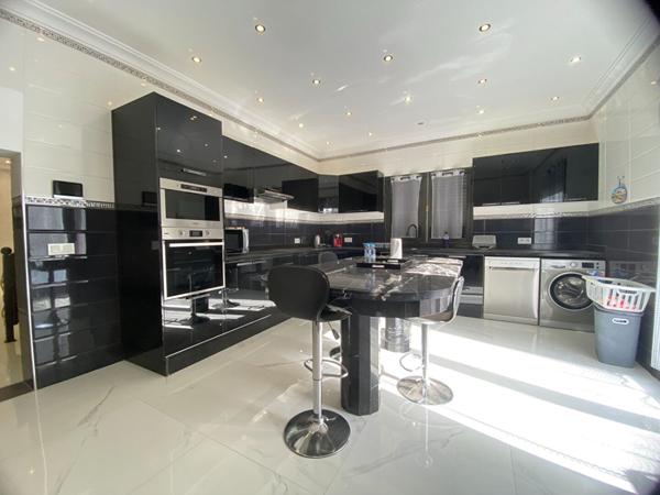 A vendre, Villa Moderne de 5 Chambres avec Vue sur l'Atlas - Route de l'Ourika - 18 km de Marrakech