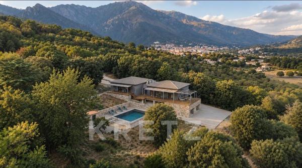 Villa contemporaine en bois et pierre, au cœur des montagnes corses