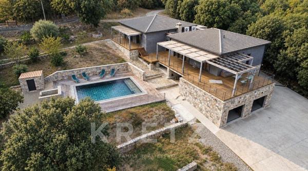 Villa contemporaine en bois et pierre, au cœur des montagnes corses