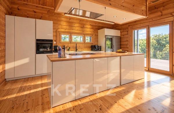 Villa contemporaine en bois et pierre, au cœur des montagnes corses