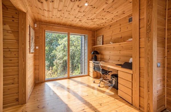 Villa contemporaine en bois et pierre, au cœur des montagnes corses