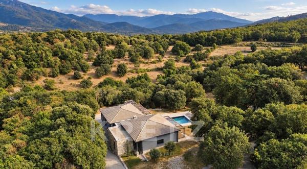 Villa contemporaine en bois et pierre, au cœur des montagnes corses