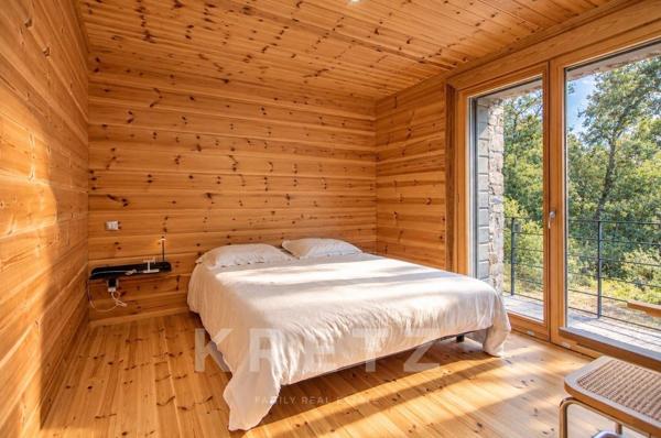Villa contemporaine en bois et pierre, au cœur des montagnes corses