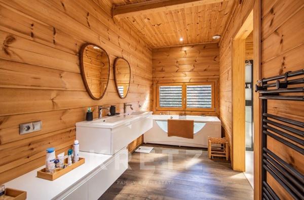 Villa contemporaine en bois et pierre, au cœur des montagnes corses
