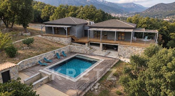 Villa contemporaine en bois et pierre, au cœur des montagnes corses
