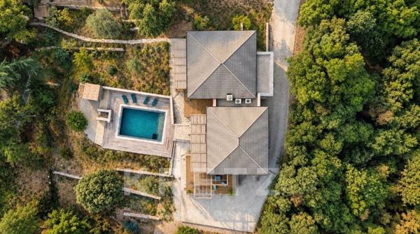 Villa contemporaine en bois et pierre, au cœur des montagnes corses