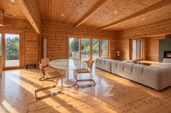 Villa contemporaine en bois et pierre, au cœur des montagnes corses