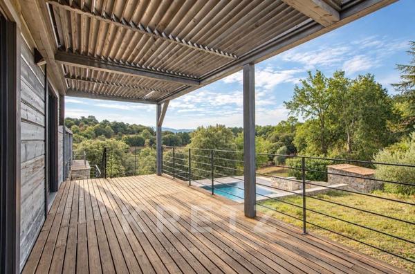 Villa contemporaine en bois et pierre, au cœur des montagnes corses