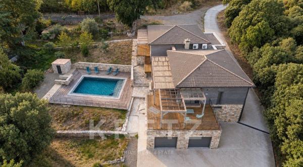 Villa contemporaine en bois et pierre, au cœur des montagnes corses