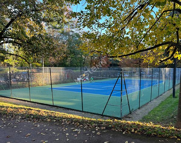 ECULLY, BEL APPARTEMENT DS PARC, PISCINE ET TENNIS