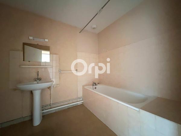 Immeuble à vendre    3 pièces •  Saint-Éloy-les-Mines