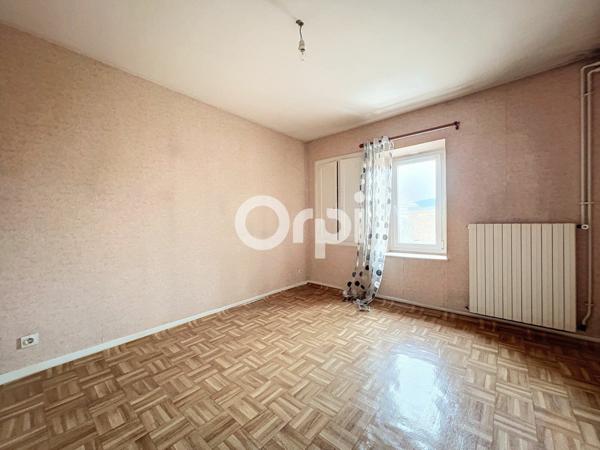 Immeuble à vendre    3 pièces •  Saint-Éloy-les-Mines