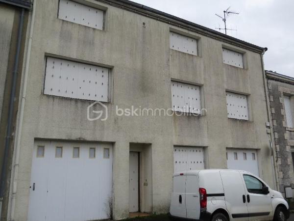 Situé à Parthenay, cet ancien atelier est fait pour vous. Que ce soit pour investir et y faire des logements, ou pour y faire une grande maison. Au RDC 2 garages dont un traversant, un bureau et 1 entrée. Le premier étage est complètement brut de maçonnerie, ou vous aurez une grande terrasse. Le second se compose d'une salle d'eau de 3 chambres et de salles d'archives. Le tout sur un terrain clos de 450 m².