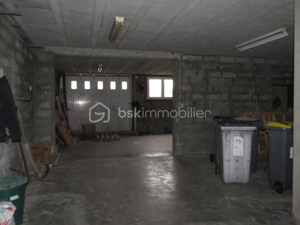 Situé à Parthenay, cet ancien atelier est fait pour vous. Que ce soit pour investir et y faire des logements, ou pour y faire une grande maison. Au RDC 2 garages dont un traversant, un bureau et 1 entrée. Le premier étage est complètement brut de maçonnerie, ou vous aurez une grande terrasse. Le second se compose d'une salle d'eau de 3 chambres et de salles d'archives. Le tout sur un terrain clos de 450 m².