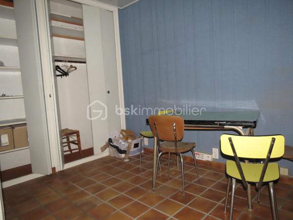 Situé à Parthenay, cet ancien atelier est fait pour vous. Que ce soit pour investir et y faire des logements, ou pour y faire une grande maison. Au RDC 2 garages dont un traversant, un bureau et 1 entrée. Le premier étage est complètement brut de maçonnerie, ou vous aurez une grande terrasse. Le second se compose d'une salle d'eau de 3 chambres et de salles d'archives. Le tout sur un terrain clos de 450 m².