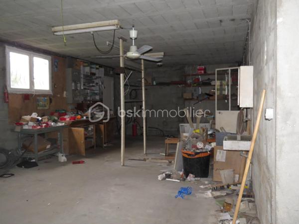 Situé à Parthenay, cet ancien atelier est fait pour vous. Que ce soit pour investir et y faire des logements, ou pour y faire une grande maison. Au RDC 2 garages dont un traversant, un bureau et 1 entrée. Le premier étage est complètement brut de maçonnerie, ou vous aurez une grande terrasse. Le second se compose d'une salle d'eau de 3 chambres et de salles d'archives. Le tout sur un terrain clos de 450 m².