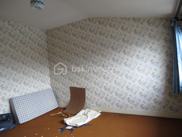 Situé à Parthenay, cet ancien atelier est fait pour vous. Que ce soit pour investir et y faire des logements, ou pour y faire une grande maison. Au RDC 2 garages dont un traversant, un bureau et 1 entrée. Le premier étage est complètement brut de maçonnerie, ou vous aurez une grande terrasse. Le second se compose d'une salle d'eau de 3 chambres et de salles d'archives. Le tout sur un terrain clos de 450 m².